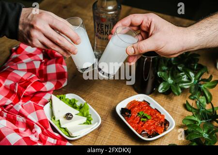 Nationales türkisches alkoholisches Getränk Raki und Vorspeise auf dem Tisch Stockfoto