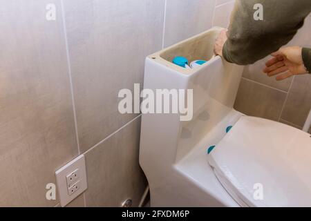 Ein Badezimmer Umbau Projekt Installation einer neuen weißen Toilettenschüssel. Unvollendete Innenraum der Renovierung Bad Stockfoto