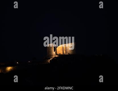 Athen, Griechenland. Mai 2021. Der Super Flower Blood Moon erhebt sich hinter dem antiken Marmortempel des Poseidon am Kap Sounion, etwa 70 km (45 Meilen) südlich von Athen. (Foto von Dimitrios Karvountzis/Pacific Press) Quelle: Pacific Press Media Production Corp./Alamy Live News Stockfoto