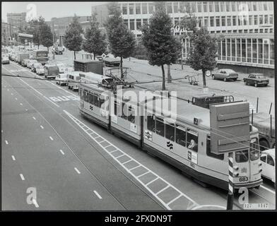 Stadtverkehr Amsterdam. Bus und Straßenbahn mr. Treublaan, 1971, Autos, Straßenbahnen, Verkehr, Niederlande, Presseagentur des 20. Jahrhunderts, Foto, Nachrichten zum erinnern, Dokumentarfilm, historische Fotografie 1945-1990, visuelle Geschichten, Menschliche Geschichte des zwanzigsten Jahrhunderts, Momente in der Zeit festzuhalten Stockfoto