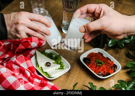 Nationales türkisches alkoholisches Getränk Raki und Vorspeise auf dem Tisch Stockfoto