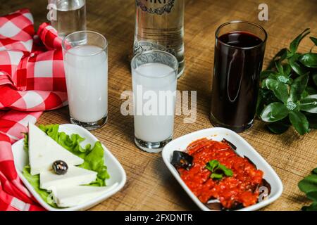 Nationales türkisches alkoholisches Getränk Raki und Vorspeise auf dem Tisch Stockfoto