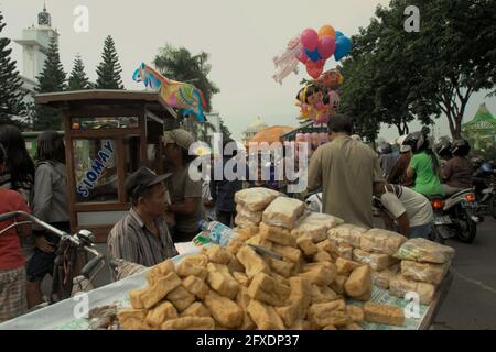 Straßenverkäufer auf einem Straßenmarkt in der Nähe des Heroes Monument (10. November Monument) und der Soekarno-Hatta Statue in Surabaya, Ost-Java, Indonesien. Stockfoto