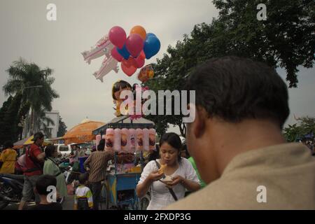 Straßenmarkt in der Nähe des Heroes Monument (10. November Monument) und der Soekarno-Hatta Statue in Surabaya, Ost-Java, Indonesien.Surabaya, Ost-Java, Indonesien. Stockfoto