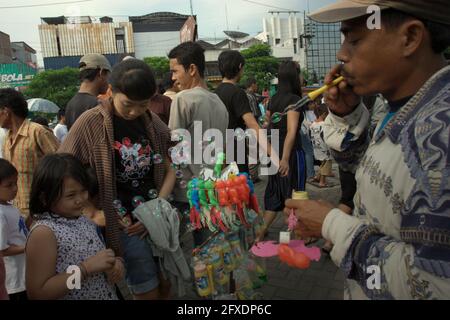 Seifenblasen-Händler auf einem Straßenmarkt in der Nähe des Heroes Monument (10 November Monument) und der Soekarno-Hatta Statue in Surabaya, Ost-Java, Indonesien. Stockfoto