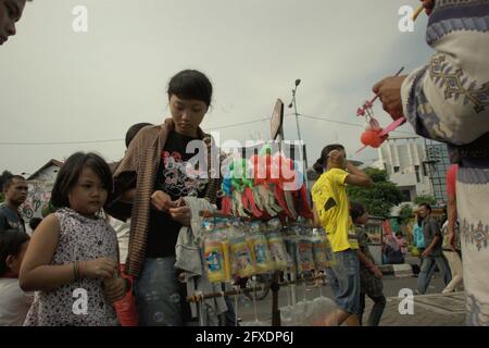 Seifenblasen-Händler auf einem Straßenmarkt in der Nähe des Heroes Monument (10 November Monument) und der Soekarno-Hatta Statue in Surabaya, Ost-Java, Indonesien. Stockfoto