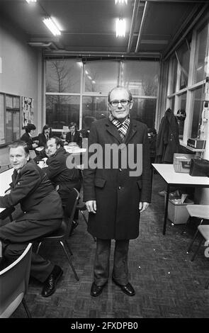 Streikaktion von Straßenbahn- und Busmitarbeitern in Amsterdam; Herr Wiegel vor einigen Bussen, 6. Dezember 1974, BUSSEN, Streiks, Streetcars, Niederlande, Foto der Presseagentur des 20. Jahrhunderts, zu erinnerende Nachrichten, Dokumentarfilm, historische Fotografie 1945-1990, visuelle Geschichten, Menschliche Geschichte des zwanzigsten Jahrhunderts, Momente in der Zeit festzuhalten Stockfoto