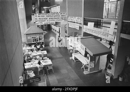 Streik an der TH Delft, studentische Hilfskräfte streiken aus Protest gegen Kleins Budgetkürzungen, Halle voller Banner, 3. Dezember 1976, PROTEST, SPANDOEKEN, Streiks, Niederlande, Foto der Presseagentur des 20. Jahrhunderts, zu erinnerende Nachrichten, Dokumentarfilm, historische Fotografie 1945-1990, visuelle Geschichten, Menschliche Geschichte des zwanzigsten Jahrhunderts, Momente in der Zeit festzuhalten Stockfoto