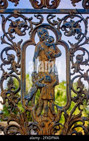 Ein dekoratives Eisentor mit Witwen und Waisen ist auf dem Odd Fellows Rest Cemetery am 14. November 2015 in New Orleans, Louisiana, zu sehen. Stockfoto