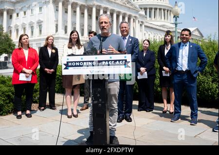 Washington, USA 26. Mai 2021. 26. Mai 2021 - Washington, DC, USA: Jon Stewart spricht auf einer Pressekonferenz, um Gesetze zu enthüllen, die Veteranen helfen sollen, die giftigen Brandgruben ausgesetzt sind. (Foto: Michael Brochstein/Sipa USA) Quelle: SIPA USA/Alamy Live News Stockfoto