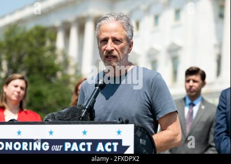 Washington, USA 26. Mai 2021. 26. Mai 2021 - Washington, DC, USA: Jon Stewart spricht auf einer Pressekonferenz, um Gesetze zu enthüllen, die Veteranen helfen sollen, die giftigen Brandgruben ausgesetzt sind. (Foto: Michael Brochstein/Sipa USA) Quelle: SIPA USA/Alamy Live News Stockfoto