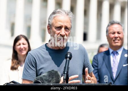 Washington, USA 26. Mai 2021. 26. Mai 2021 - Washington, DC, USA: Jon Stewart spricht auf einer Pressekonferenz, um Gesetze zu enthüllen, die Veteranen helfen sollen, die giftigen Brandgruben ausgesetzt sind. (Foto: Michael Brochstein/Sipa USA) Quelle: SIPA USA/Alamy Live News Stockfoto