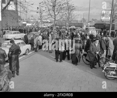 Streik im Amsterdamer Hafen. Streikgruppe, 22. Oktober 1963, Streiks, Häfen, Streikende, Niederlande, Presseagentur des 20. Jahrhunderts, Foto, Nachrichten zu erinnern, Dokumentarfilm, historische Fotografie 1945-1990, visuelle Geschichten, Menschliche Geschichte des zwanzigsten Jahrhunderts, Momente in der Zeit festzuhalten Stockfoto