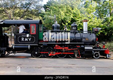 Minas Gerais, Brasilien - 25. Mai 2019: Lokomotive maria fumaca in Bewegung am Bahnhof der historischen Stadt Tiradentes, Innenraum von Minas Gerais Stockfoto