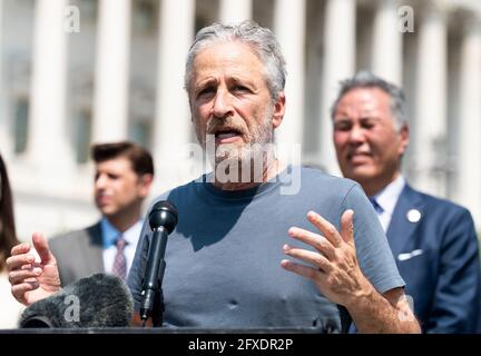 Washington, USA 26. Mai 2021. 26. Mai 2021 - Washington, DC, USA: Jon Stewart spricht auf einer Pressekonferenz, um Gesetze zu enthüllen, die Veteranen helfen sollen, die giftigen Brandgruben ausgesetzt sind. (Foto: Michael Brochstein/Sipa USA) Quelle: SIPA USA/Alamy Live News Stockfoto