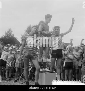 Start der Tour de Frats in Arnhem. Auf der Ehrenbühne, 22. Juli 1957, Ehrenbühnen, Niederlande, 20. Jahrhundert Presseagentur Foto, Nachrichten zu erinnern, Dokumentarfilm, historische Fotografie 1945-1990, visuelle Geschichten, Menschliche Geschichte des zwanzigsten Jahrhunderts, Momente in der Zeit festzuhalten Stockfoto