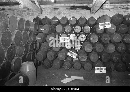 Abstimmung im Lagerhaus in Amsterdam, Wahlurnen, 17. November 1972, ABSTIMMUNG, Wahlen, Niederlande, Foto der Presseagentur des 20. Jahrhunderts, zu erinnerende Nachrichten, Dokumentarfilm, historische Fotografie 1945-1990, visuelle Geschichten, Menschliche Geschichte des zwanzigsten Jahrhunderts, Momente in der Zeit festzuhalten Stockfoto