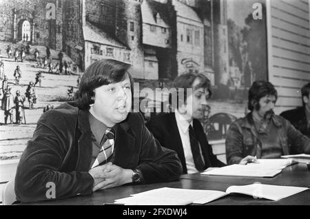 Stichting Ombudsmann und Nederlands Centrum Buitenlander präsentieren Vorschlag zu staatlichen Maßnahmen für illegale Ausländer; von links nach rechts Ouwerkerk, Van de, 16. April 1975, Stiftungen, Vorschläge, Niederlande, 20. Jahrhundert Presseagentur Foto, Nachrichten zu erinnern, Dokumentarfilm, historische Fotografie 1945-1990, visuelle Geschichten, Menschliche Geschichte des zwanzigsten Jahrhunderts, Momente in der Zeit festzuhalten Stockfoto