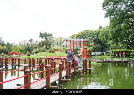 Buenos Aires, Argentinien; 17. März 2021: Eine junge Familie geht während der Coronavirus-Pandemie im Japanischen Garten über die Brücke der Entscheidungen Stockfoto