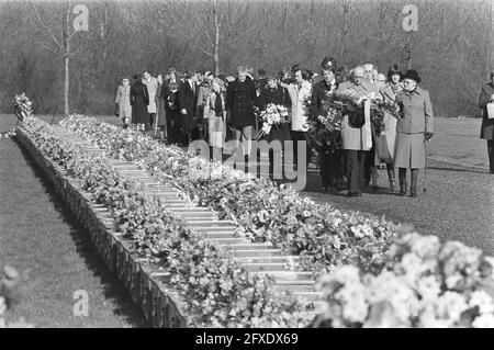 Prozession geht an den Särgen vorbei, 7. April 1977, Friedhofs, Opfer, Flugzeugunfälle, Niederlande, Foto der Presseagentur des 20. Jahrhunderts, zu erinnerende Nachrichten, Dokumentarfilm, historische Fotografie 1945-1990, visuelle Geschichten, Menschliche Geschichte des zwanzigsten Jahrhunderts, Momente in der Zeit festzuhalten Stockfoto