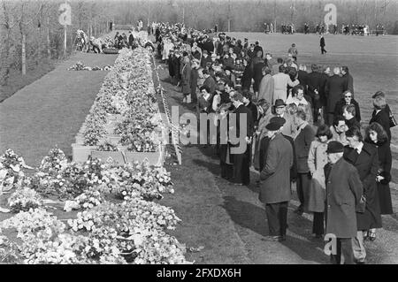 Prozession passiert die Särge, 7. April 1977, Friedhofs, Opfer, Flugzeugunfälle, Niederlande, Foto der Presseagentur des 20. Jahrhunderts, zu erinnerende Nachrichten, Dokumentarfilm, historische Fotografie 1945-1990, visuelle Geschichten, Menschliche Geschichte des zwanzigsten Jahrhunderts, Momente in der Zeit festzuhalten Stockfoto