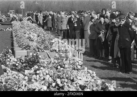 Prozession passiert die Särge, 7. April 1977, Friedhofs, Opfer, Flugzeugabstürze, Niederlande, Presseagentur des 20. Jahrhunderts, Foto, Nachrichten zu erinnern, Dokumentarfilm, historische Fotografie 1945-1990, visuelle Geschichten, Menschliche Geschichte des zwanzigsten Jahrhunderts, Momente in der Zeit festzuhalten Stockfoto