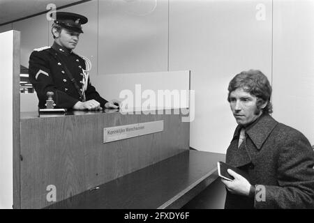 Ankunft von Arsenal am Flughafen Schiphol, Passkontrolle Militärpolizei, 7. März 1972, Sport, Fußballer, Niederlande, 20. Jahrhundert Presseagentur Foto, Nachrichten zu erinnern, Dokumentarfilm, historische Fotografie 1945-1990, visuelle Geschichten, Menschliche Geschichte des zwanzigsten Jahrhunderts, Momente in der Zeit festzuhalten Stockfoto