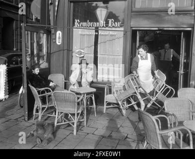 Kaffeetrinken Spätfrühling auf der Terrasse Rembrandtplein, 3. November 1953, LENTE, Terrassen, Niederlande, Presseagentur des 20. Jahrhunderts, Foto, Nachrichten zum erinnern, Dokumentarfilm, historische Fotografie 1945-1990, visuelle Geschichten, Menschliche Geschichte des zwanzigsten Jahrhunderts, Momente in der Zeit festzuhalten Stockfoto