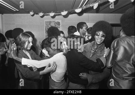 Surinamesische Silvesterparty im Bijlmermeer, 30. Dezember 1972, Silvesterpartys, Niederlande, Foto der Presseagentur des 20. Jahrhunderts, News to remember, Dokumentarfilm, historische Fotografie 1945-1990, visuelle Geschichten, Menschliche Geschichte des zwanzigsten Jahrhunderts, Momente in der Zeit festzuhalten Stockfoto