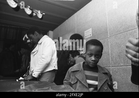 Surinamesische Silvesterparty im Bijlmermeer, 30. Dezember 1972, Silvesterpartys, Niederlande, Foto der Presseagentur des 20. Jahrhunderts, News to remember, Dokumentarfilm, historische Fotografie 1945-1990, visuelle Geschichten, Menschliche Geschichte des zwanzigsten Jahrhunderts, Momente in der Zeit festzuhalten Stockfoto