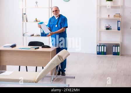 Leitender Arzt, der sich in der Klinik Notizen gemacht hat Stockfoto