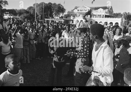 Suriname: Unabhängigkeit am 25/11 usw.; Parlament der Republik Suriname, außen mit Menschenmenge vor dem Haus, 1. Dezember 1975, UNABHÄNGIGKEIT, Parlamente, Niederlande, Presseagentur des 20. Jahrhunderts, Foto, Nachrichten zum erinnern, Dokumentarfilm, historische Fotografie 1945-1990, visuelle Geschichten, Menschliche Geschichte des zwanzigsten Jahrhunderts, Momente in der Zeit festzuhalten Stockfoto