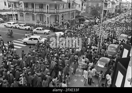 Surinam: Unabhängigkeit auf 25/11 usw.; große Massen von Menschen auf den Straßen, 1. Dezember 1975, UNABHÄNGIGKEIT, Straßen, Niederlande, Presseagentur des 20. Jahrhunderts, Foto, Nachrichten zum erinnern, Dokumentarfilm, historische Fotografie 1945-1990, visuelle Geschichten, Menschliche Geschichte des zwanzigsten Jahrhunderts, Momente in der Zeit festzuhalten Stockfoto