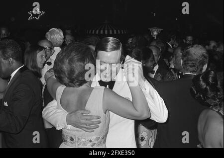 Suriname: Unabhängigkeit am 25/11 usw.; Staatskugel in Toracia; Claus tanzt mit Frau Arron, 1. Dezember 1975, UNABHÄNGIGKEIT, Niederlande, 20. Jahrhundert Presseagentur Foto, Nachrichten zu erinnern, Dokumentarfilm, historische Fotografie 1945-1990, visuelle Geschichten, Menschliche Geschichte des zwanzigsten Jahrhunderts, Momente in der Zeit festzuhalten Stockfoto