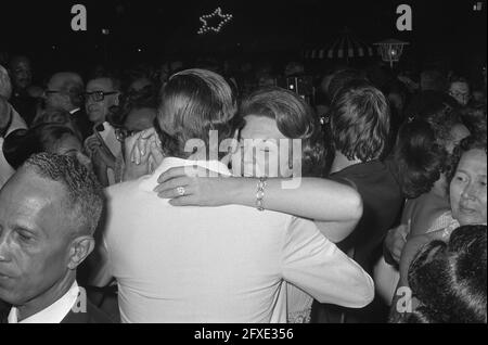 Suriname: Unabhängigkeit am 25/11 usw.; Staatskugel in Toracia; Claus tanzt mit Frau Arron, 1. Dezember 1975, UNABHÄNGIGKEIT, Niederlande, 20. Jahrhundert Presseagentur Foto, Nachrichten zu erinnern, Dokumentarfilm, historische Fotografie 1945-1990, visuelle Geschichten, Menschliche Geschichte des zwanzigsten Jahrhunderts, Momente in der Zeit festzuhalten Stockfoto