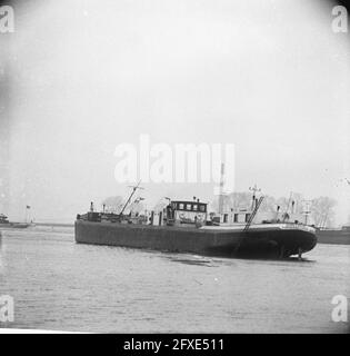 Tanker Patria aus Hamburg auf der Wiese bei Sint Andries, Deck bei Steuerhaus-Kapitän Spechter, 27. Januar 1966, Binnenschiffe, Schiffsunfälle, Tanker, Wiesen, Niederlande, Foto der Presseagentur des 20. Jahrhunderts, Nachrichten zur Erinnerung, Dokumentarfilm, historische Fotografie 1945-1990, visuelle Geschichten, Menschliche Geschichte des zwanzigsten Jahrhunderts, Momente in der Zeit festzuhalten Stockfoto