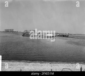 Tanker steigt auf Wiese ein, Tanker Patria aus Hamburg bei Fort St. Andries zwischen Heerwaarden und Rossum, 14. Januar 1966, Tanker, Wiesen, Niederlande, Presseagentur des 20. Jahrhunderts, Foto, Nachrichten zum erinnern, Dokumentarfilm, historische Fotografie 1945-1990, visuelle Geschichten, Menschliche Geschichte des zwanzigsten Jahrhunderts, Momente in der Zeit festzuhalten Stockfoto