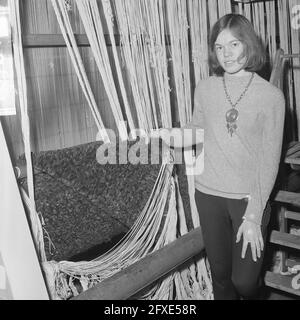 Gobelin Knüpfen im Rotterdamer Nachrichtengebäude, Camine Uitenbogaart, auf dem Gobelin, 21. Januar 1966, Niederlande, 20. Jahrhundert Presseagentur Foto, Nachrichten zu erinnern, Dokumentarfilm, historische Fotografie 1945-1990, visuelle Geschichten, Menschliche Geschichte des zwanzigsten Jahrhunderts, Momente in der Zeit festzuhalten Stockfoto