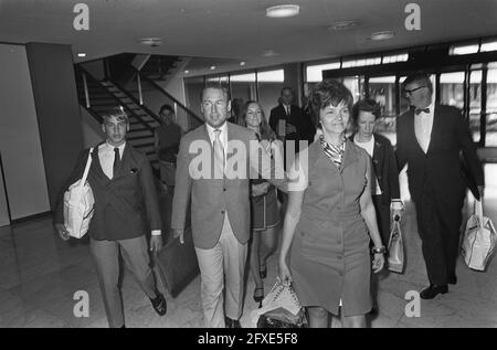 Ankunft des Astronauten James Lovell (USA) mit Frau und 2 Kindern am Flughafen Schiphol, 21. August 1969, ECHTGENOTES, Kinder, Ankünfte, Astronauten, Niederlande, Presseagentur des 20. Jahrhunderts, News to remember, Dokumentarfilm, historische Fotografie 1945-1990, visuelle Geschichten, Menschliche Geschichte des zwanzigsten Jahrhunderts, Momente in der Zeit festzuhalten Stockfoto