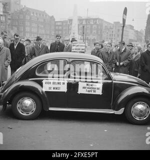 Taxifahrer streiken, mit ihren eigenen Autos kamen die Fahrer zu demonstrieren (auf den Türen Papiere), 8. April 1965, Steuern, Autos, Demonstrationen, Niederlande, Foto der Presseagentur des 20. Jahrhunderts, zu erinnerende Nachrichten, Dokumentarfilm, historische Fotografie 1945-1990, visuelle Geschichten, Menschliche Geschichte des zwanzigsten Jahrhunderts, Momente in der Zeit festzuhalten Stockfoto