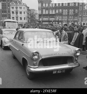 Taxifahrer streiken, mit eigenen Autos kamen die Fahrer zu demonstrieren (auf den Türen Papiere), 8. April 1965, Steuern, Autos, Demonstrationen, Niederlande, Foto der Presseagentur des 20. Jahrhunderts, zu erinnerende Nachrichten, Dokumentarfilm, historische Fotografie 1945-1990, visuelle Geschichten, Menschliche Geschichte des zwanzigsten Jahrhunderts, Momente in der Zeit festzuhalten Stockfoto