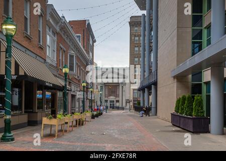 Schenectady, NY - USA - 22. Mai 2021: Landschaftsansicht der Jay Street Fußgängerzone, gesäumt von malerischen Fachgeschäften, Boutiquen, Galerien und EA Stockfoto