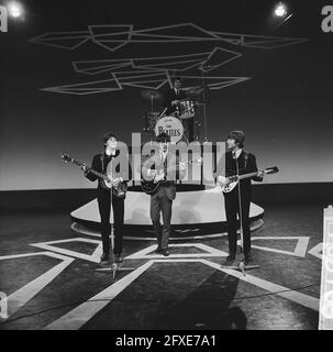 Fernsehperformance der Beatles im Treslong in Hillegom [von links nach rechts Paul McCartney, George Harrison, John Lennon, hinter Drum Kit Jimmie Nicol (Ersatz für Ringo Starr), 5. Juni 1964, Gruppenportraits, Popgruppen, Fernsehen, Niederlande, Foto der Presseagentur des 20. Jahrhunderts, Nachrichten zum erinnern, Dokumentarfilm, historische Fotografie 1945-1990, visuelle Geschichten, Menschliche Geschichte des zwanzigsten Jahrhunderts, Momente in der Zeit festzuhalten Stockfoto