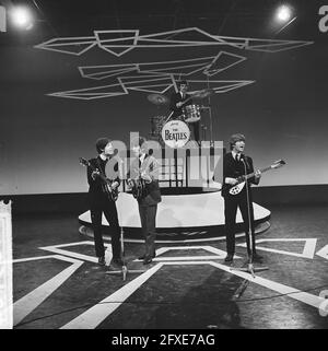 Fernsehperformance der Beatles im Treslong in Hillegom [von links nach rechts Paul McCartney, George Harrison, John Lennon, hinter dem Schlagzeug Jimmie Nicol (Ersatz für Ringo Starr), 5. Juni 1964, Gruppenportraits, Popgruppen, Fernsehen, Niederlande, Foto der Presseagentur des 20. Jahrhunderts, Nachrichten zum erinnern, Dokumentarfilm, historische Fotografie 1945-1990, visuelle Geschichten, Menschliche Geschichte des zwanzigsten Jahrhunderts, Momente in der Zeit festzuhalten Stockfoto