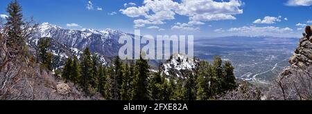 Wasatch Front Mount Olympus Peak Wanderweg inspirierende Aussichten im Frühling über Bonneville Shoreline, Rocky Mountains, Salt Lake City, Utah. Usa Stockfoto