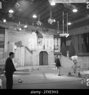 Fernsehstudio in Amsterdam bei Bellevue, erstes Set ist bereits fertig, 29. März 1965, Sets, Studios, Niederlande, Presseagentur des 20. Jahrhunderts, Foto, Nachrichten zum erinnern, Dokumentarfilm, historische Fotografie 1945-1990, visuelle Geschichten, Menschliche Geschichte des zwanzigsten Jahrhunderts, Momente in der Zeit festzuhalten Stockfoto