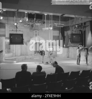 Fernsehstudio in Amsterdam bei Bellevue, erstes Set ist bereits fertig, 29. März 1965, Sets, Studios, Niederlande, Presseagentur des 20. Jahrhunderts, Foto, Nachrichten zum erinnern, Dokumentarfilm, historische Fotografie 1945-1990, visuelle Geschichten, Menschliche Geschichte des zwanzigsten Jahrhunderts, Momente in der Zeit festzuhalten Stockfoto