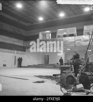 Fernsehstudio Amsterdam (altes Bellevue), die ersten Scheinwerfer sind bereits im Studio, 15. März 1965, Scheinwerfer, Studios, Niederlande, Presseagentur des 20. Jahrhunderts, Foto, Nachrichten zum erinnern, Dokumentarfilm, historische Fotografie 1945-1990, visuelle Geschichten, Menschliche Geschichte des zwanzigsten Jahrhunderts, Momente in der Zeit festzuhalten Stockfoto