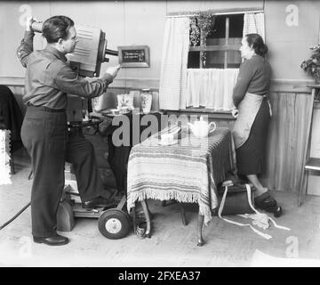 Fernsehen VARA: Gedenkfeier Streik April-Mai, 24. April 1953, Schauspieler, Kameras, Fernsehdramen, Niederlande, Foto der Presseagentur des 20. Jahrhunderts, Nachrichten zur Erinnerung, Dokumentarfilm, historische Fotografie 1945-1990, visuelle Geschichten, Menschliche Geschichte des zwanzigsten Jahrhunderts, Momente in der Zeit festzuhalten Stockfoto