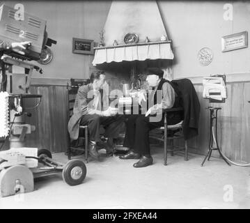 Fernsehen VARA, Gedenkfeier Streik April-Mai, Johan Elsensohn und Rijk de Gooyer (links), 24. April 1953, Schauspieler, Fernsehdramen, Niederlande, Presseagentur des 20. Jahrhunderts, Foto, Nachrichten zum erinnern, Dokumentarfilm, historische Fotografie 1945-1990, visuelle Geschichten, Menschliche Geschichte des zwanzigsten Jahrhunderts, Momente in der Zeit festzuhalten Stockfoto